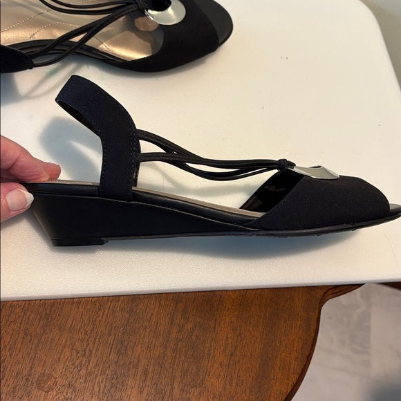 East 5th open toe sling back shoe sandals 1.5” wedge heel fabric black silver - Picture 7 of 11
